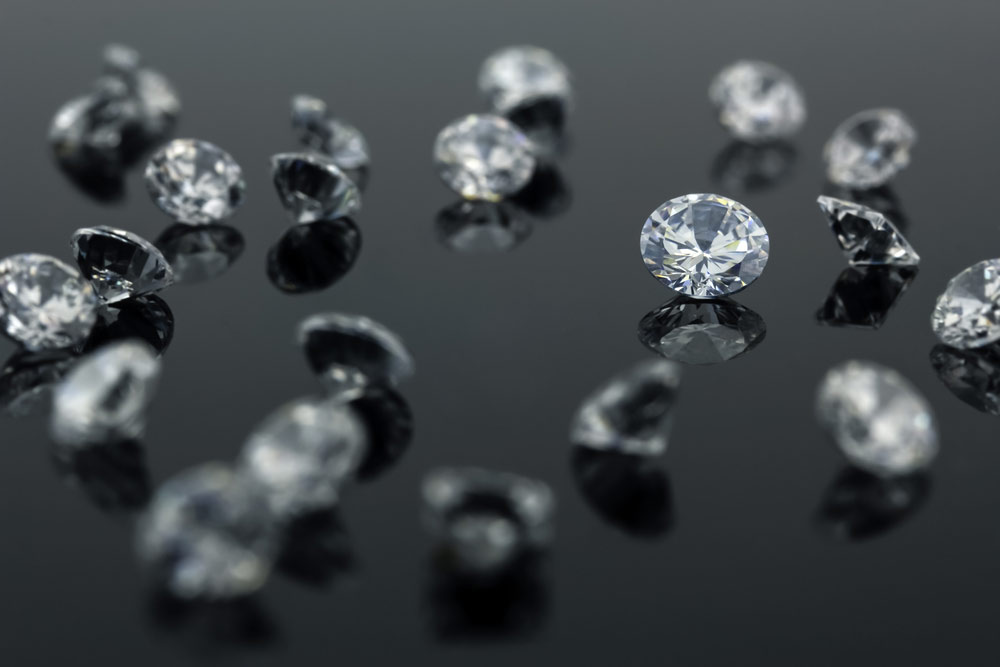 Loose diamonds with more focus in the middle 